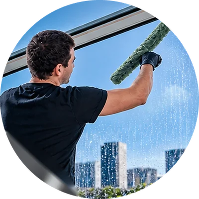Personal de limpieza lavando ventanales de un edificio